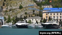 Яхты у Таврической набережной Балаклавской бухты, архивное фото