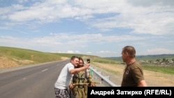 Бакшы менен сүрөткө түшкөндөр. Чита.