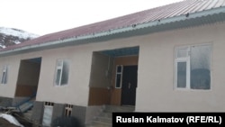 Каналга жана сууга жакын жайгашкан имарат