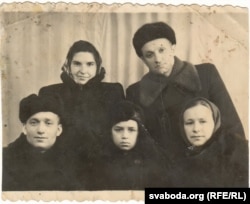 Іван Данілавіч з сынам, жонкай і сямейнай парай, якая праходзіла па той жа «антысавецкай справе»