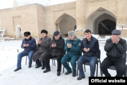 Касанские фермеры заявляют, что власти района превращают в свою пиар-кампанию благотворительные мероприятия, проводимые за счет грабежа предпринимателей.