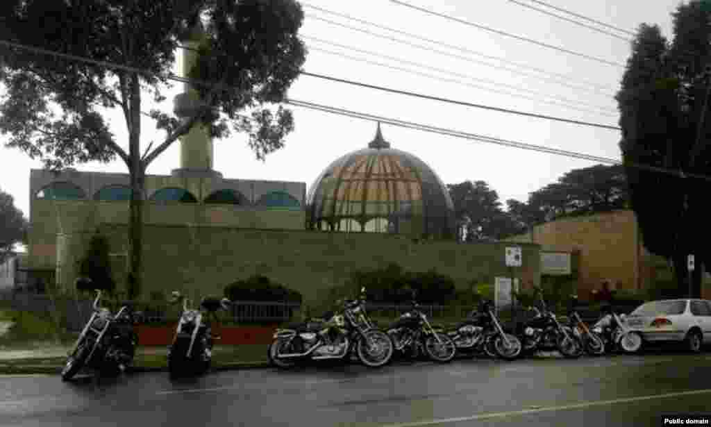 Мельбурнда төзелгән Австралиядәге беренче заманча шәкелдәге мәчет кичләрен пыяла гөмбәзе аша күккә салкын зәңгәр нурлар тарата.