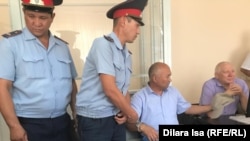 Председатель независимой профсоюзной организации «Достойный труд»  и отраслевого профсоюза топливно-энергетического комплекса Ерлан Балтабай (второй справа) в зале суда. Шымкент, 17 июля 2019 года.