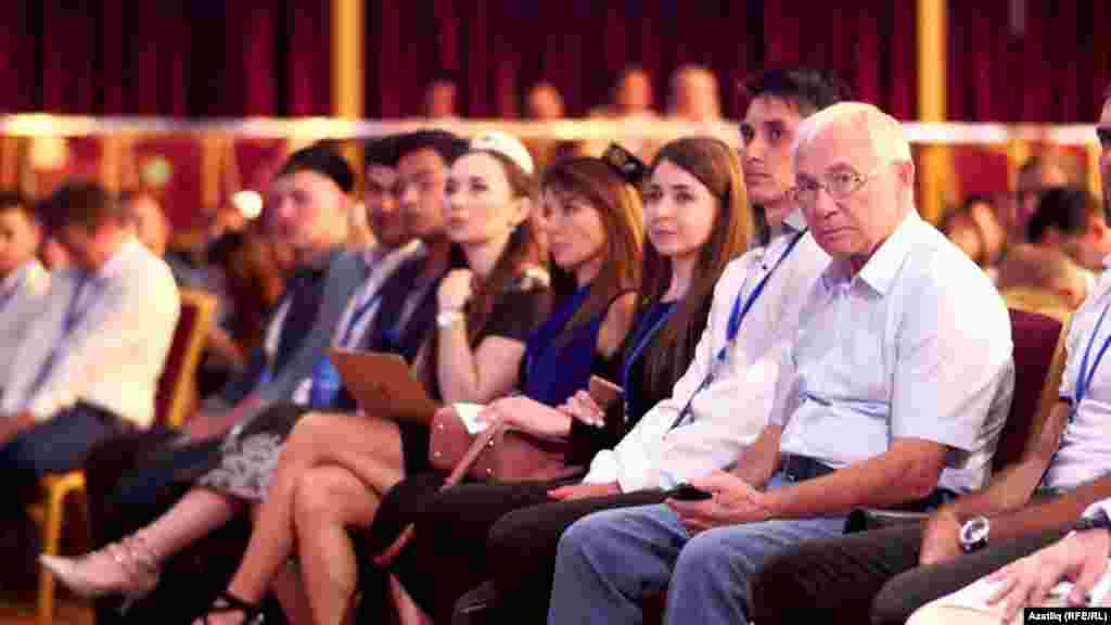 Форум делегатлары һәм Разил Вәлиев (уңда)