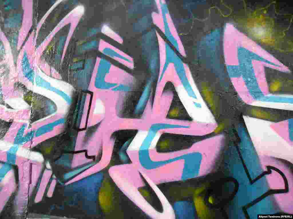 Абстрактуу &nbsp;тамгаларды тарткан аббревуатурачы &nbsp;Ту Роуд&nbsp;&nbsp;француз сүрөтчүсү экен. Өз &nbsp;атын чыгармачылыктагы каймана ысмы менен атады.&nbsp; 