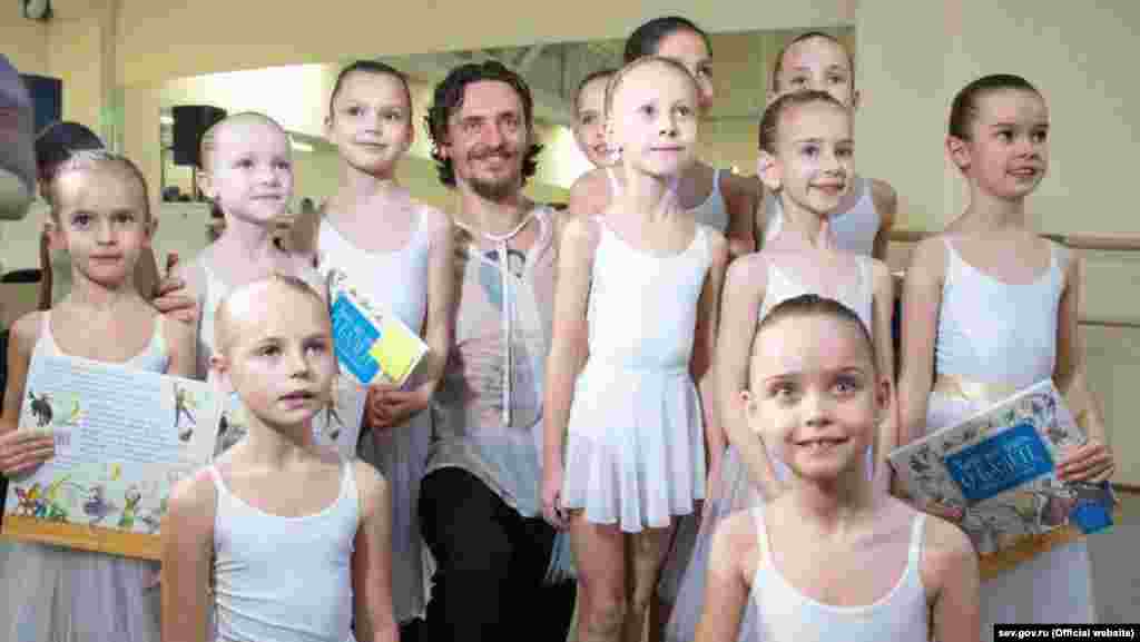 Хореограф і артист балету Сергій Полунін із юними балеринами під час відкриття Академії хореографії в Севастополі 25 грудня. Наприкінці листопада 2018 року Полунін повідомив, що отримав громадянство Росії. Він неодноразово висловлювався на підтримку політики російського президента Володимира Путіна