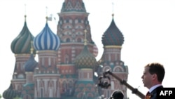 Дмитрий Медведев на параде 9 мая 2010 г