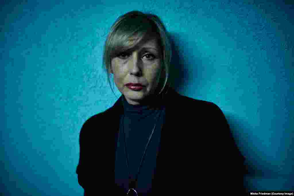 Ольга знає про свій ВІЛ-позитивний статус протягом майже 20 років. Вона була соціальним працівником, допомагала молодим жінкам в її рідному місті Донецьку. Але після того, як вона відкрито виступала проти режиму угруповання &laquo;ДНР&raquo;, вона була змушена втікати, залишивши все своє майно. Її квартира на разі зайнята бойовиками, а сама Ольга живе у тимчасовому притулку в Одесі. Ольга зізналася фотографу Міші Фрідману, що вона намагалася накласти на себе руки &nbsp;