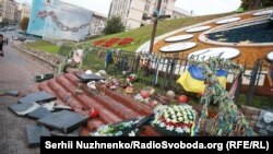 На місці руйнування пам’ятника героям Небесної сотні у Києві, 5 жовтня 2017 року