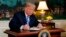 Президент США Дональд Трамп подписывает документ о выходе США из шестистороннего соглашения с Ираном по ядерной программе Тегерана. Вашингтон, 8 мая 2018 года.
