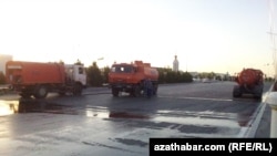 Turkmaniston. Ashxobod ko‘chalari dezinfeksiyalanmoqda.