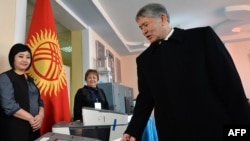 Президент Алмазбек Атамбаев добуш берип жаткан учур.  Бишкек, 11-декабрь, 2016-жыл. 