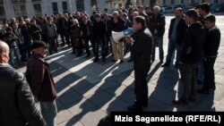 По словам экомигрантов, покинувшие свои дома более 10 лет назад жители этого района (этнические греки) возвращаются в Грузию с требованием освободить их жилища