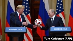 АКШ президенти Дональд Тармп менен Орусиянын лидери Валдимр Путин  Хелсинкидеги басма сөз жыйынында, 16-июль, 2018-жыл.
