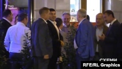 На виході з ресторану журналісти зафіксували і самого олігарха-іменинника