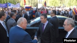 NATO Secretary General Anders Fogh Rasmussen (C) arrives at Yerevan State University as hundreds of students protest against the release of Azerbaijani officer Ramil Safarov from a Hungarian prison, 6Sept2012.