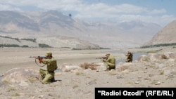 Таджикские пограничники на границе с Афганистаном. 7 марта 2016 года.