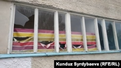 Разбитые стекла в детском лагере «Маяк».