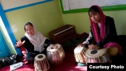 Афганистандагы ырчы кыздар, талиптер кулагандан кийинки сүрөт