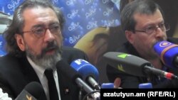 Թուրք պրոֆեսոր Չեմ Թերզին (ձ) Երևանում, 25-ը ապրիլի, 2015թ. 