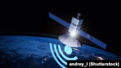 Компьютерная графическая модель спутника связи на орбите Земли.  