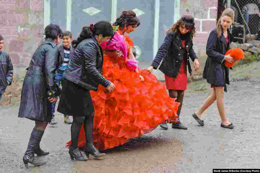 Хотя большинство гостей на свадьбе являются азербайджанцами из региона Квемо Картли (Нижнее Картли), на ней присутствуют и некоторые армянские гости из Цопи.