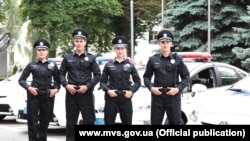 Жаңы униформачан полициячылар. Киев.