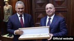 ՌԴ պաշտպանության նախարար Սերգեյ Շոյգուն ՀՀ պաշտպանության նախարար Արշակ Կարապետյանի հետ հանդիպման ավարտին նրան դաշույն է նվիրում, 11-ը օգոստոսի, 2021թ.