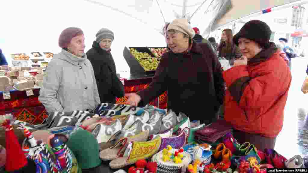 Посмотреть на товары приходят и соотечественники, работающие в Москве.&nbsp;