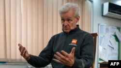 در این تصویر که در ۹ ماه جنوری ۲۰۲۳ گرفته شده است، یان اگلند، سرمنشی شورای پناهندگان ناروی در حال ‌گفت‌وگو با خبرگزاری فرانس پرس دیده می‌شود.
