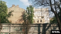 На фото видно частину знесеної будівельниками стіни