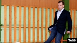 Учителя предлагают президенту и правительству как можно серьезнее заняться проблемами российских школ (На фото: Дмитрий Медведев во время посещения родной школы в Петербурге)