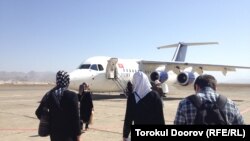 "ТезЖет" авиакомпаниясынын БАэ–146-200 учагы, Баткен аэропорту, Кыргызстан