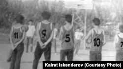 Апаларыбыз тиккен кызыл майка кийген классташтарым.1990-жыл