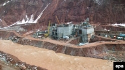 Тажикстан -- Рогун ГЭСинин курулуп жаткан дамбасы. 2010-жылы тартылган сүрөт 