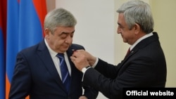 Հայաստանի նախկին նախագահ Սերժ Սարգսյանը պարգևատրում է եղբորը՝ Լևոն Սարգսյանին, 22-ը մարտի, 2016թ․