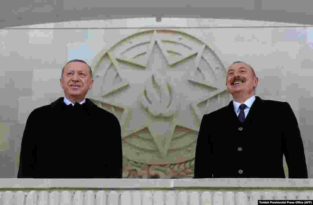 Реджеп Тайїп Ердоган (л) і президент Азербайджану Ільгам Алієв (п) приймали парад на трибуні разом