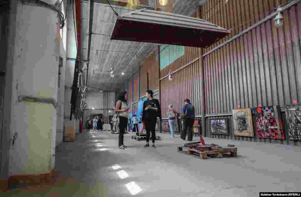 Көргөзмөгө Шкурпеланын 20 жылдан бери жасап келген эмгектери коюлган. &quot;Негизинен бул сүрөтчүнүн тарыхчы катары мезгилге, биз жашаган доорго берген көз карашы. Эгер мен муну жасабай койсом, бул кыргыз көркөм өнөрүндөгү боштук бойдон калат эле&quot;,&nbsp;- деди Константин Шкурпела.&nbsp; &nbsp;