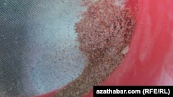 Bir kilogram unuň takmynan 50 gramy kepek çykýar.