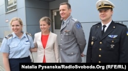 Офіційні представники України і Німеччини зустрічають поранених, Берлін, 27 червня 2017 року