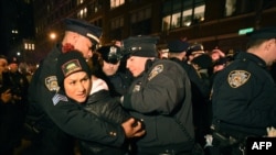 Нью-Йорктогу акциядан бир көрүнүш