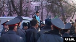 2010-жылы Бакиев бийлиги өткөргөн Ынтымак курултайына каршы "Ак шумкар" партиясы өткөргөн нааразылык акциясы. 23-март, 2010 -жыл