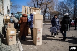 Люди отримують гуманітарну допомогу від Міжнародного комітету Червоного Хреста. Авдіївка, лютий 2015 року
