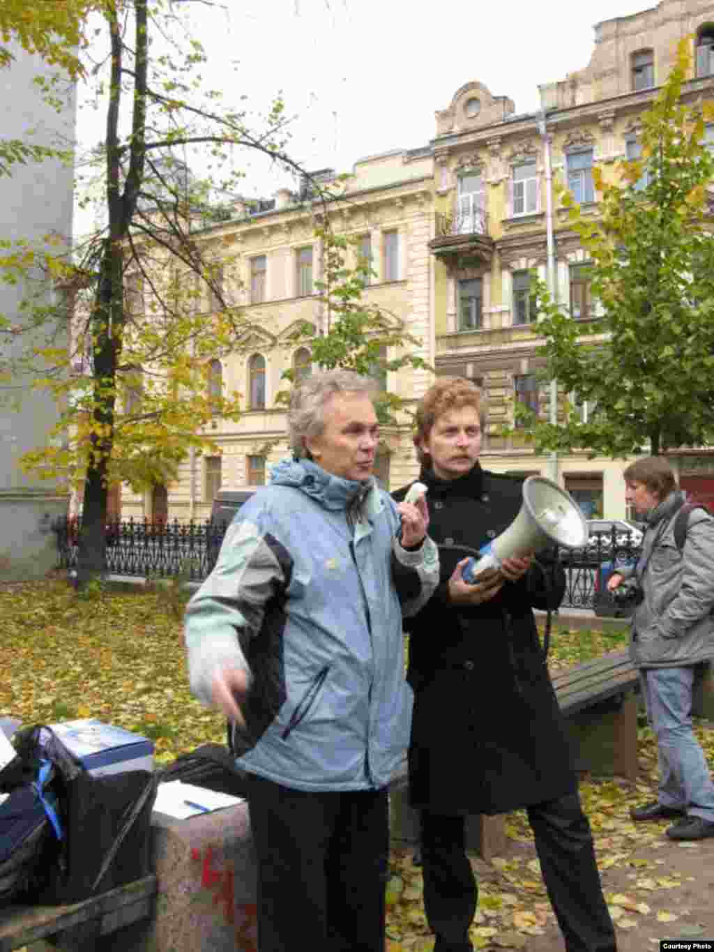 Активисты движения напомнили, что история дома начинается с 1865 года. Автором его проекта выступил владелец участка, действительный статский советник Еммануил Густавович Юргенс, архитектор.