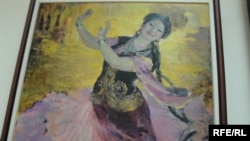 Белгілі қазақ суретшісі Гүлфайруз Исмаилованың 1958 жылы салған "Қазақ вальсі"  Шара Жиенқұлованың прототипі картинасы. Сурет Өнер мұражайындағы көрмеден түсірілді. Алматы, қазан, 2009 жыл.