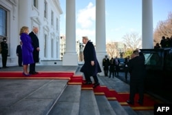 Президент США Джо Байден і перша леді Джилл Байден вітають новообраного президента Дональда Трампа, коли він прибуває до Білого дому у Вашингтоні. 20 січня 2025 року