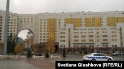 Полицейский автомобиль перед Домом министерств в Астане