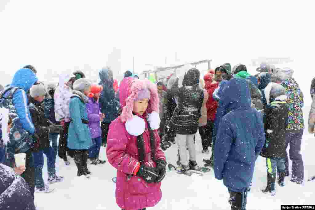 Фестивалда мектеп окуучулары флешмоб жана башка оюн-зоок программаларды тартуулашты.