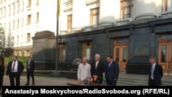 Американські сенатори Рон Джонсон (у центрі) та Кріс Мерфі (праворуч), Київ, 5 вересня 2019 року