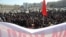 Сторонники кыргызского оппозиционного политика Омурбека Текебаева собрались в центре Бишкека. 27 февраля 2017 года.